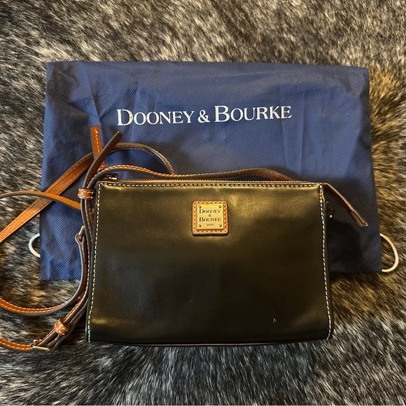 Dooney & Bourke Handbags - Dooney & Bourke Black Leather Shoulder Bag